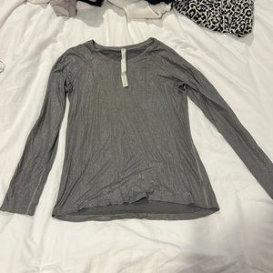 Lululemon like new lightweight size 2 sparkly shirt